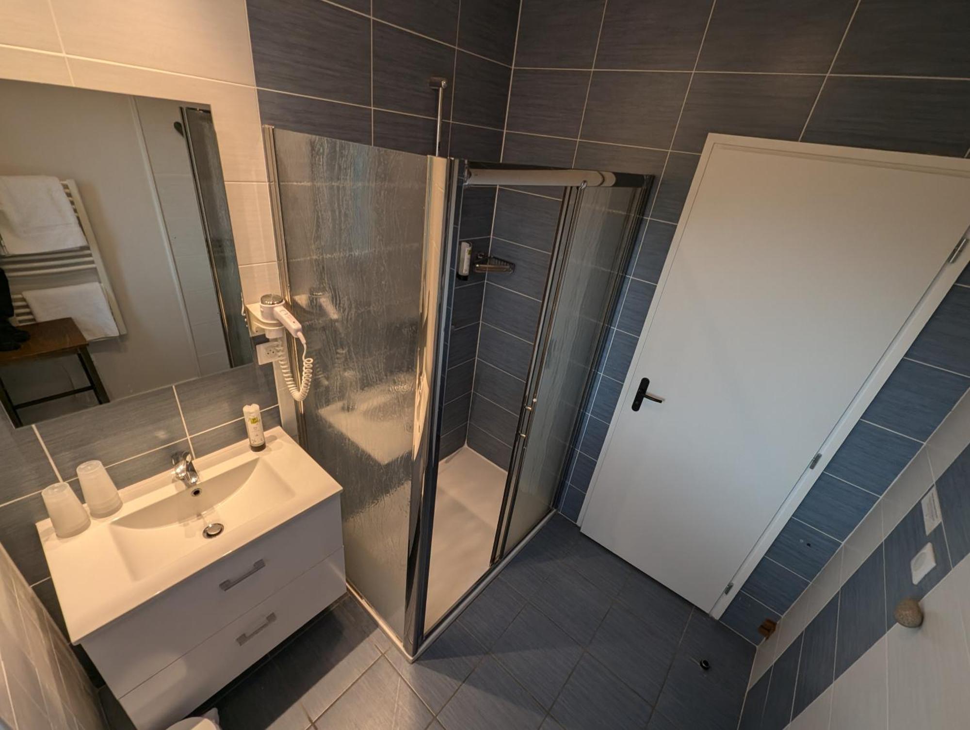Logis Hotel Le Beau Site Chambon-sur-Lac Buitenkant foto